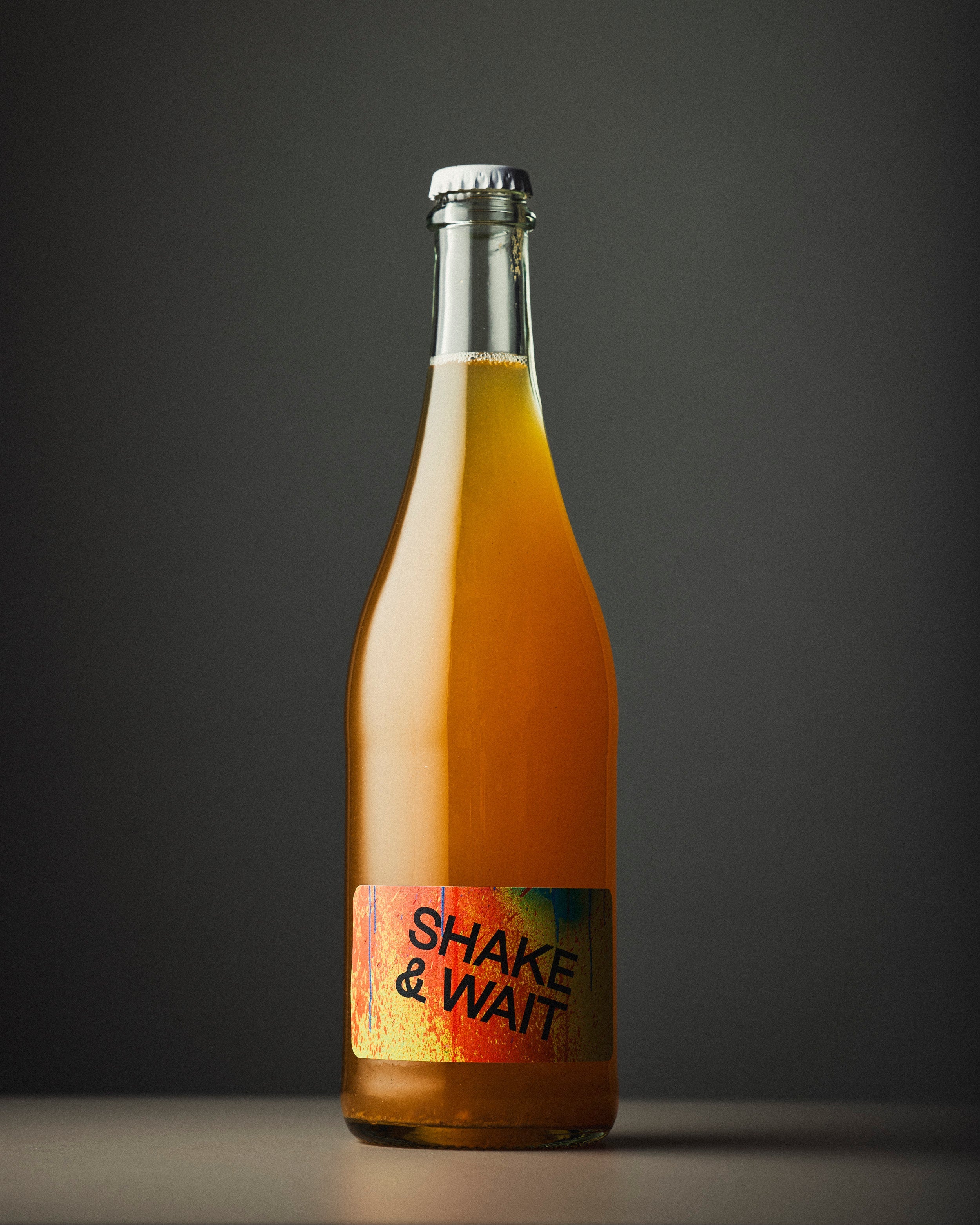 Shake&Wait orange 2024 Naturwein Flaschenfoto